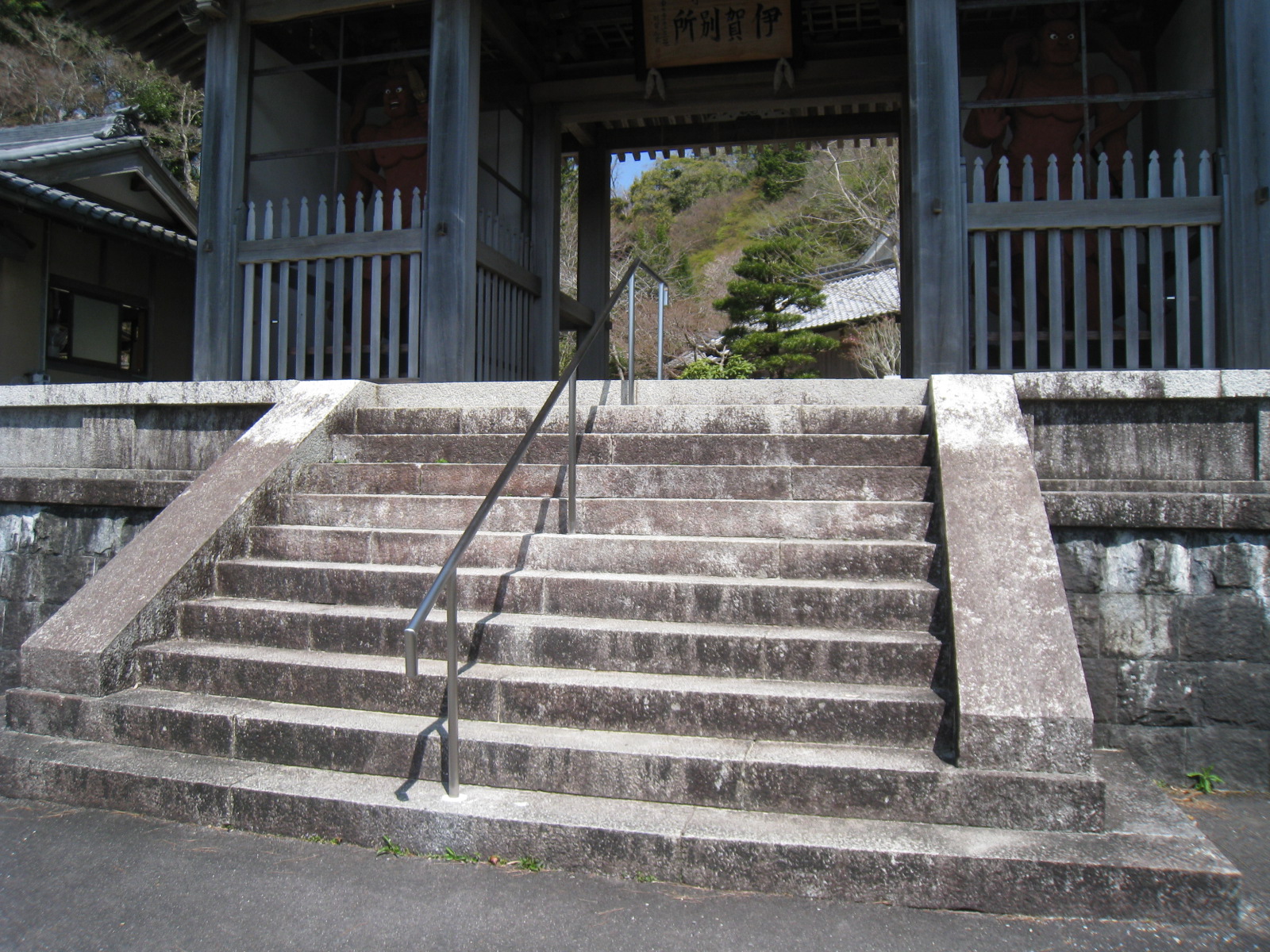 山門手摺り御寄進のおしらせ。